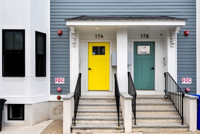 Building Photo - 174 W Seventh St Unit 2