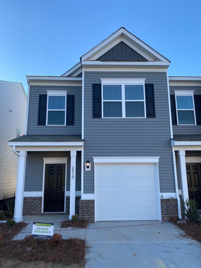 Beautiful Brand New 3 Bedroom 2.5 Bath Townhome in Hickory Glen! - Beautiful Brand New 3 Bedroom 2.5 Bath Townhome in Hickory Glen!
