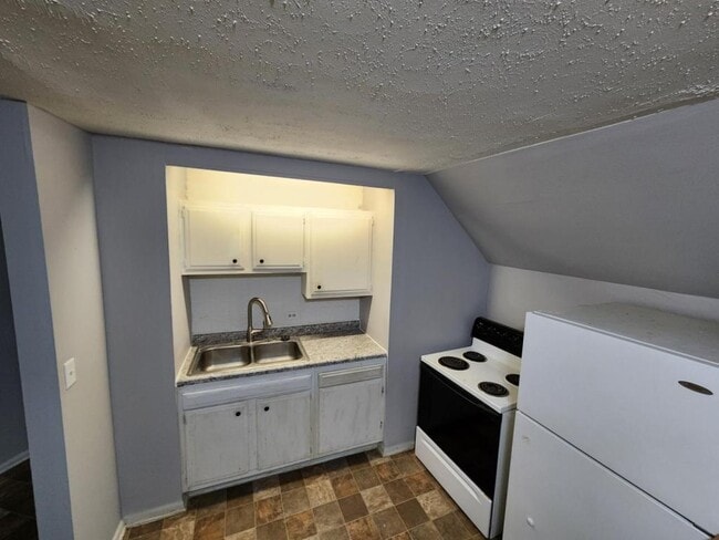 Building Photo - 460 Rose Ln NE