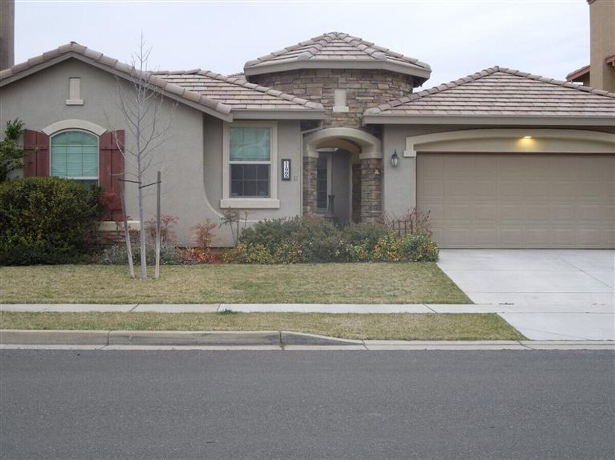Very nice 4-bedroom, 3-bath home in a great location! - Very nice 4-bedroom, 3-bath home in a great location!