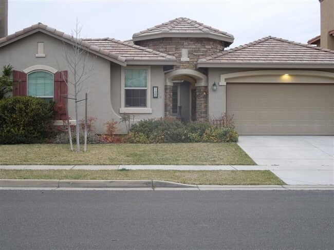Building Photo - Very nice 4-bedroom, 3-bath home in a great location!