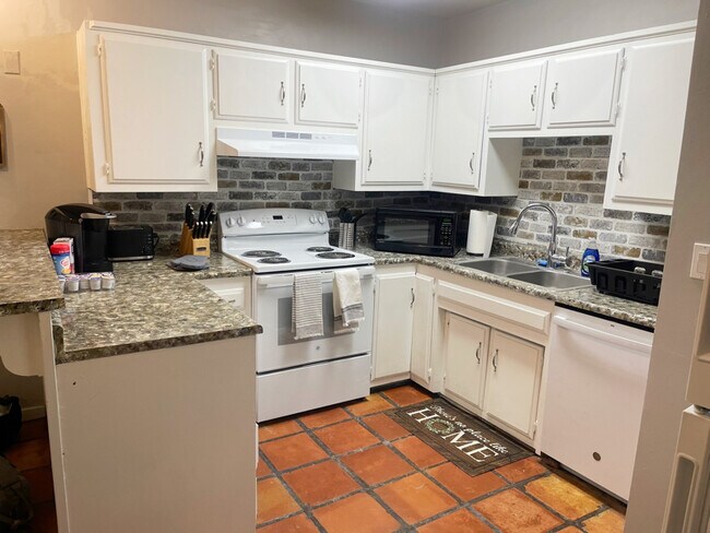 Photo - 2804 Truman St NE