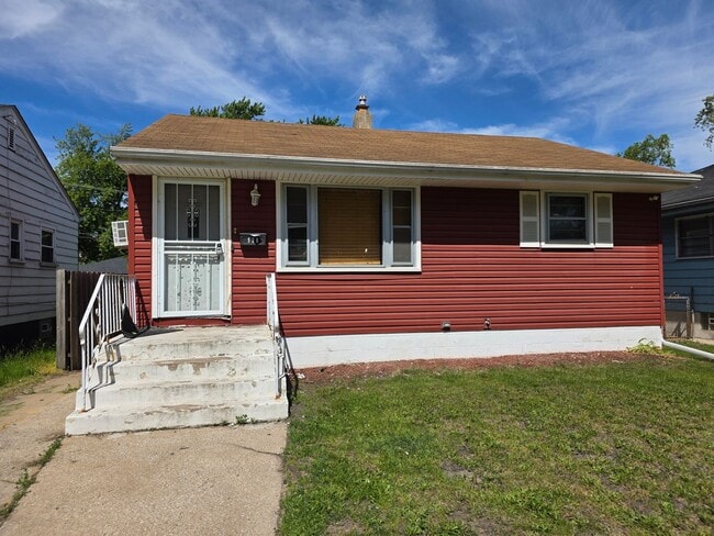 Building Photo - Home with finished basement and fenced in yard