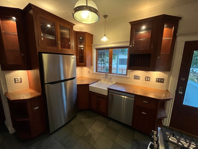 Kitchen - 133 E Avenue 42