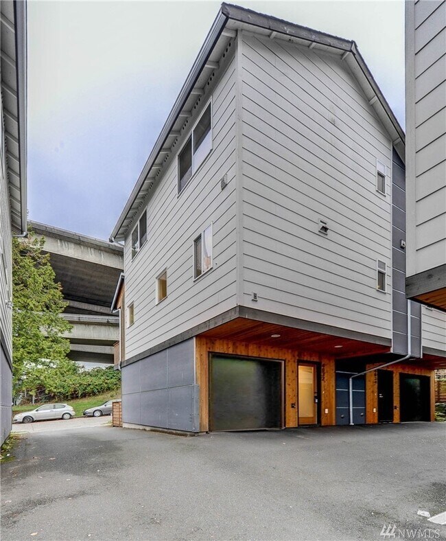 Photo - 4032 Pasadena Pl NE