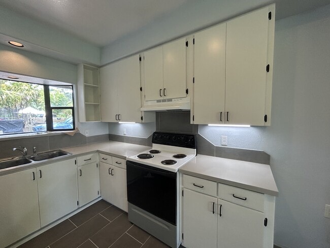 Photo - 15-2726-2726 Akule St