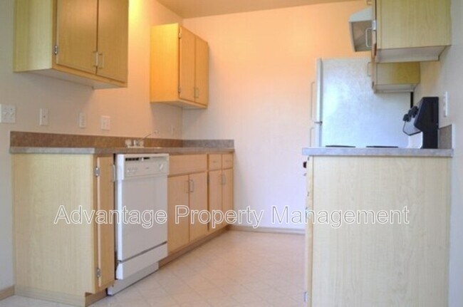 Photo - 739 Jackson St W