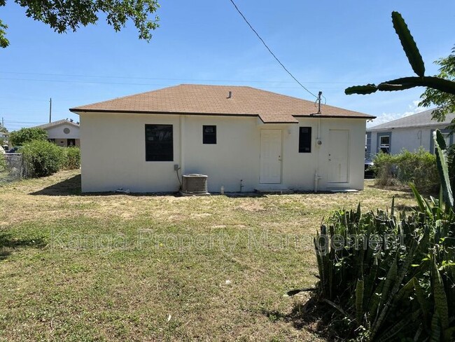 Photo - 816 W 4th St