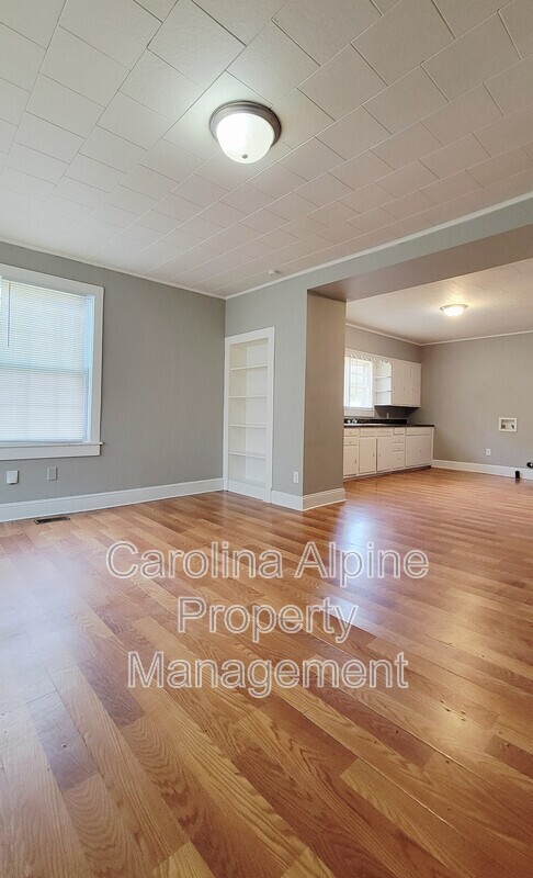 Photo - 211 River St