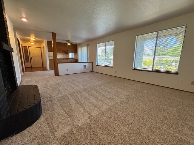 Living - 7214 6th Ave Unidad A