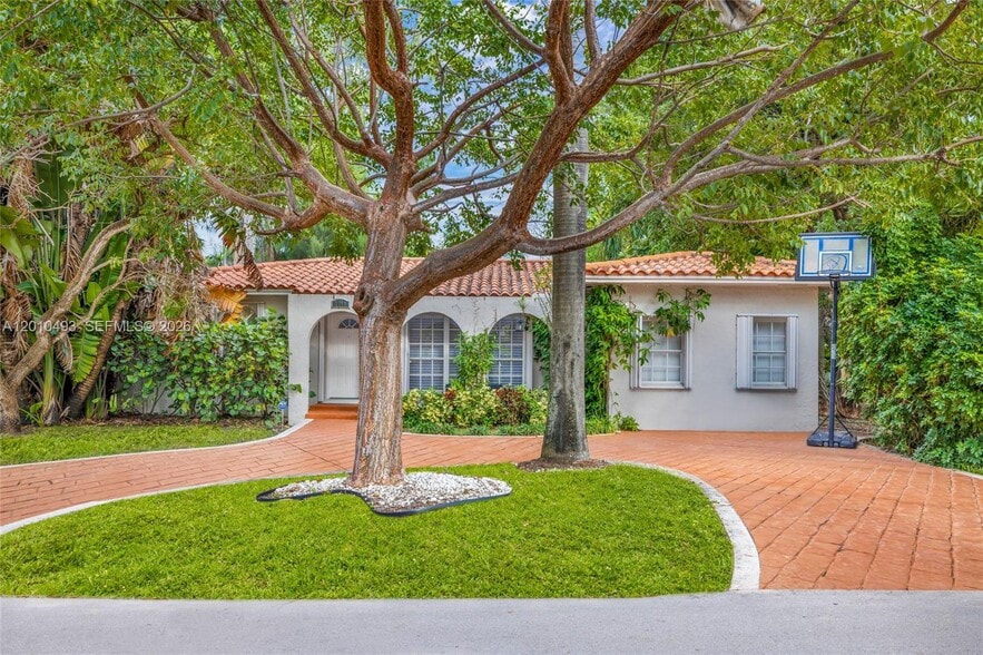 7711 Coquina Dr
