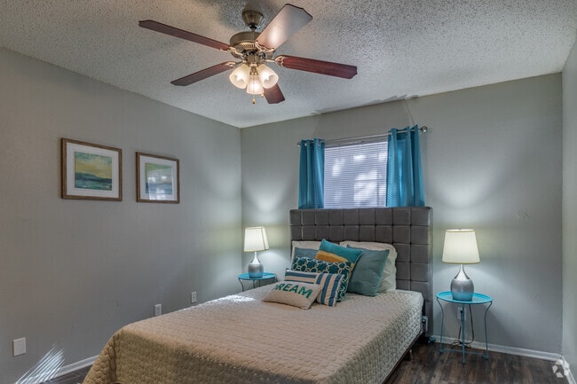 2BR, 1BA - 944 SF