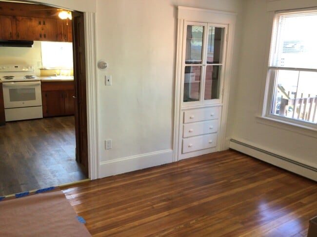 Building Photo - 10 1/2 Bentley St Unit #2