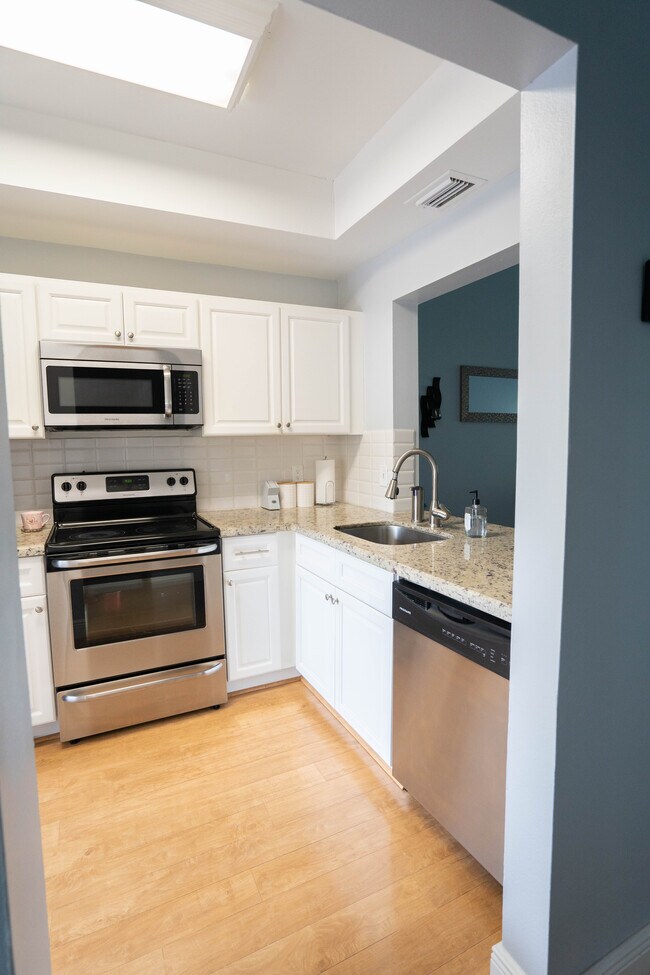 Kitchen - 2281 SW 15th St Unidad 144