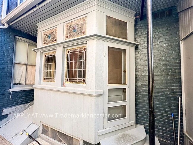 Building Photo - 132 College Ave Unit 1 Rear