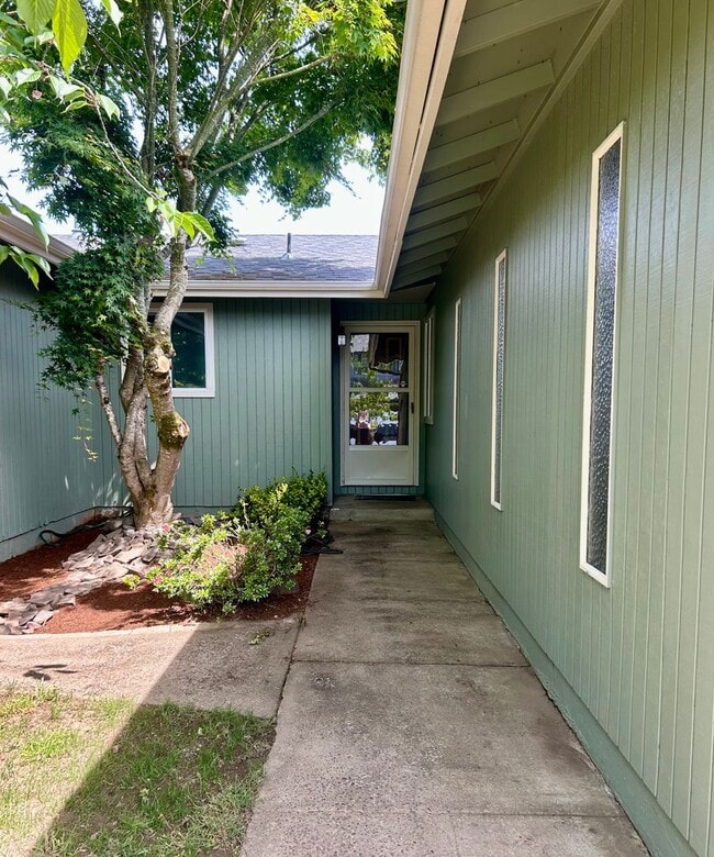 Building Photo - Charming Single Level Home - Keizer