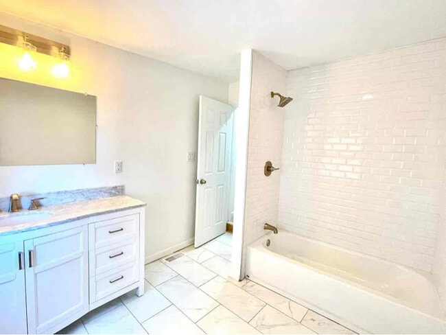 Photo - 2457 Gaul St