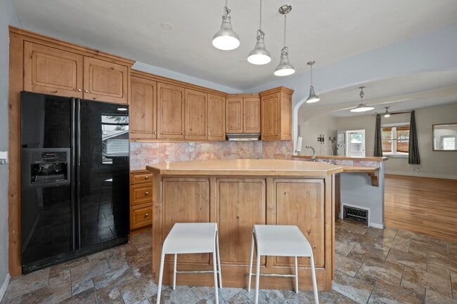 Photo - 2858 Bunting Ave