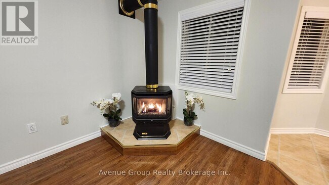 Photo - 124 Brown Wood Dr