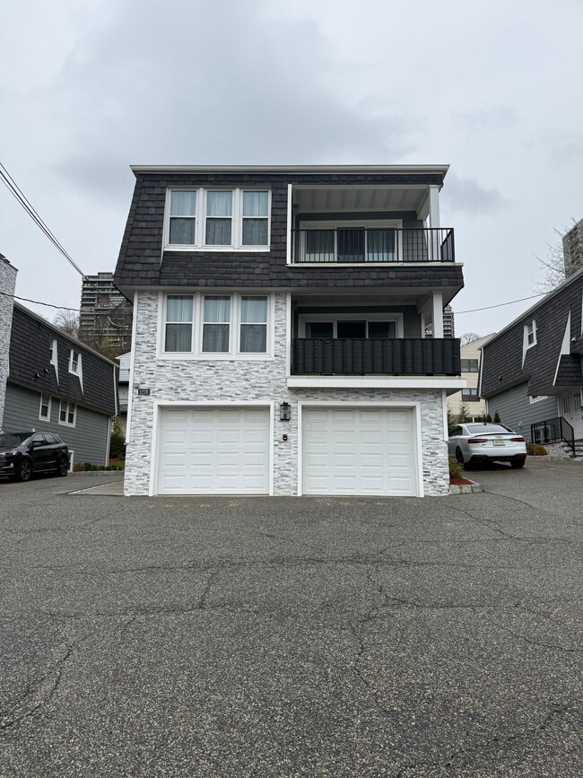 Building Photo - 1276 River Rd Unit 2