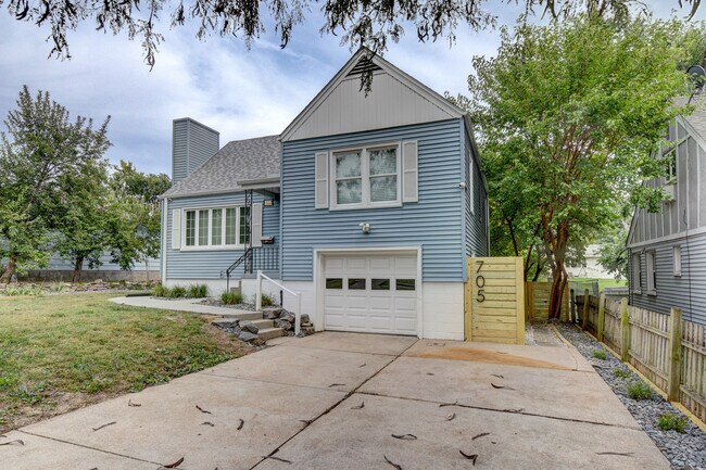 Photo - 705 N 75th St