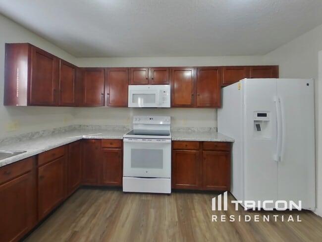 Photo - 824 Streamside Dr