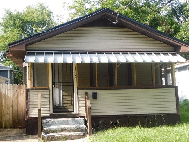 Building Photo - Three Bedroom 1 Bath on quiet street