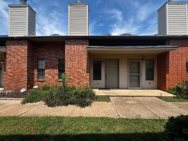 Building Photo - Carriage Oaks Townhouse for Rent