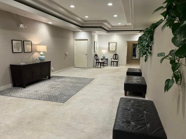 Building Photo - 1817 Selby Ave Unit 203