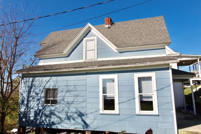 Photo - Sunny Side - 3 Bedroom Big House - Availab...