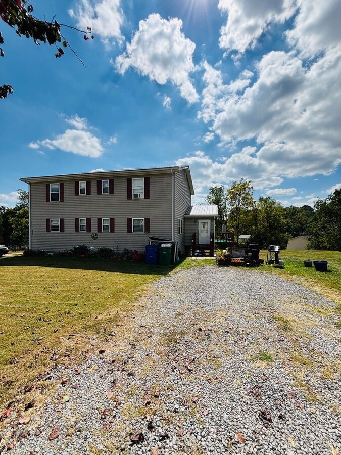 Photo - 405 Wakeman Ct NE