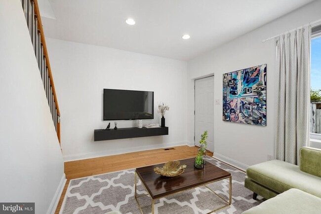 Photo - 2539 Webb St