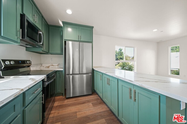 Building Photo - 1055 Wilton Pl Unit 1/2