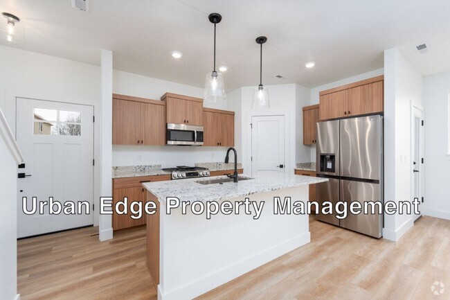 Building Photo - 3 bed, 2.5 bath, 2 car garage row home!