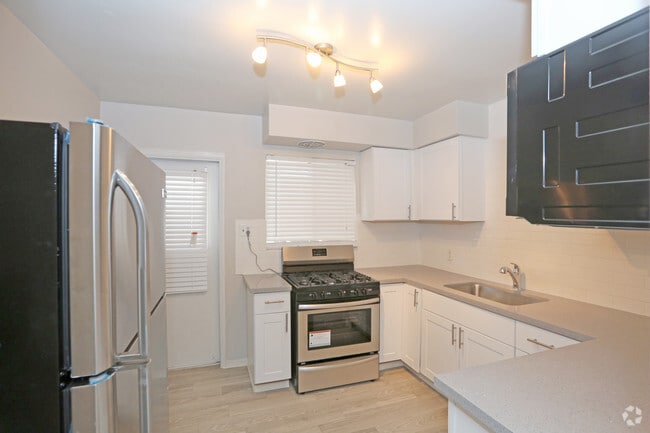 2BR, 2BA - Coastline - 880 SF - One @ Old Town