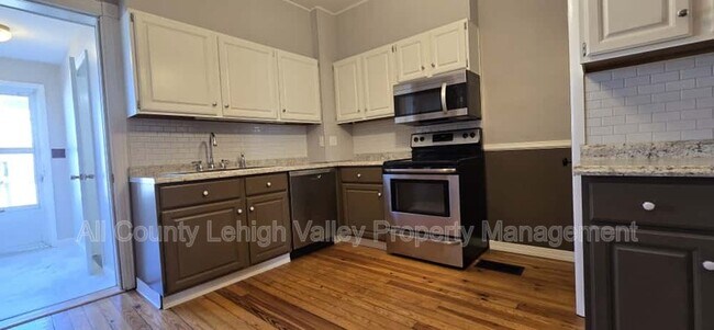 Building Photo - 45 Evergreen St