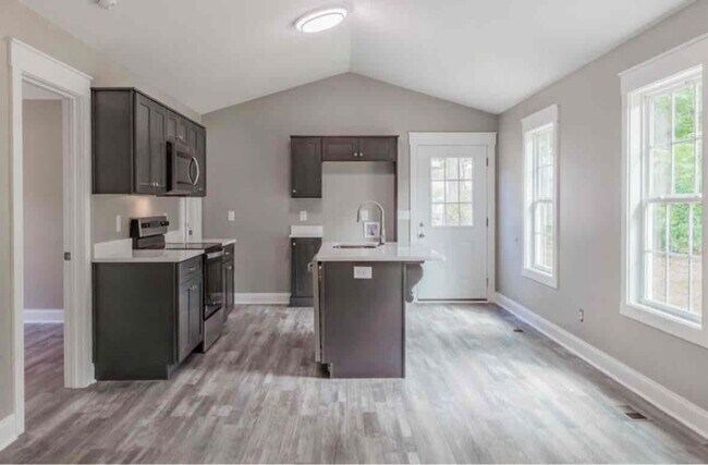 Photo - 627 Fondel Ln