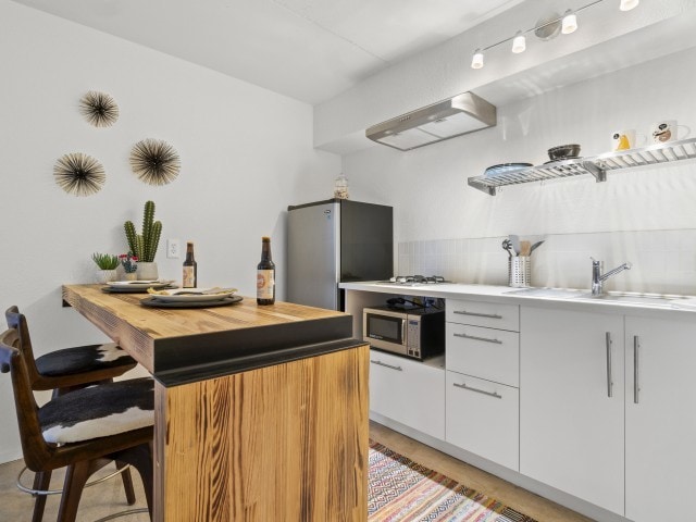 One Bedroom Kitchen