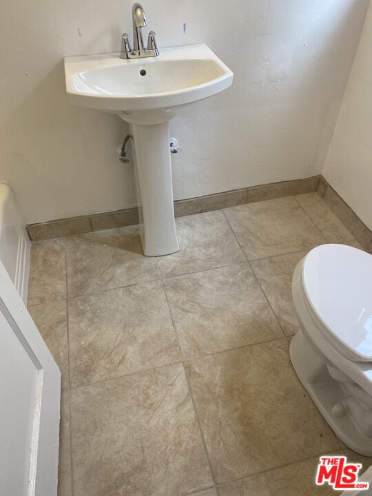 1050 W 60th Pl