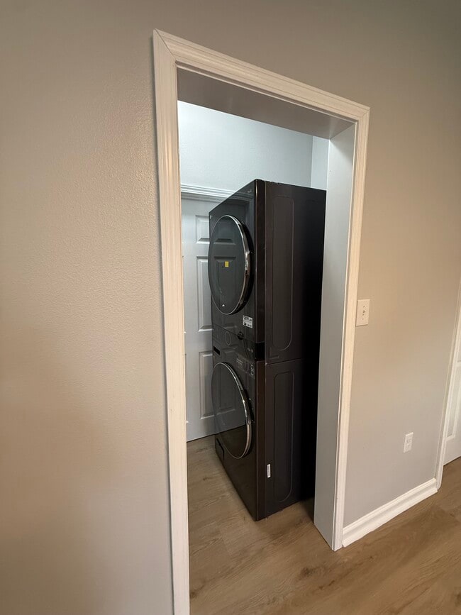 Photo - 334 Flicker St