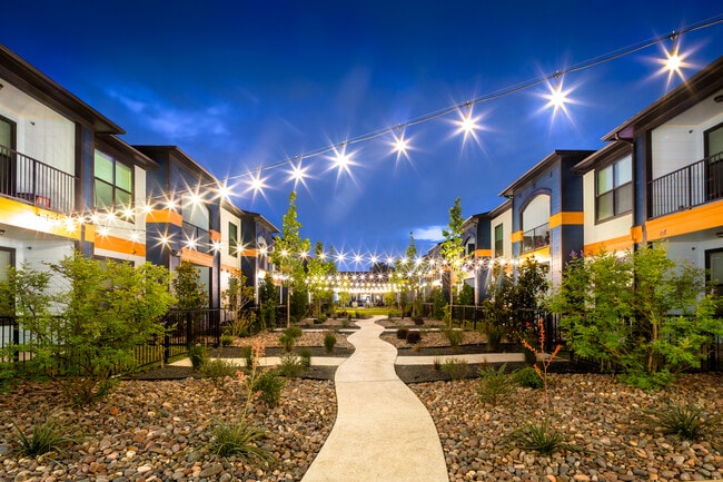 Luces del patio - The Edge at Independence Heights Apartamentos