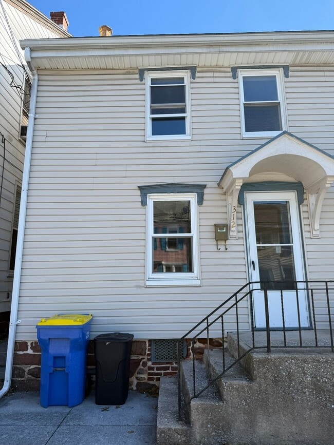Building Photo - 312 N Pine St