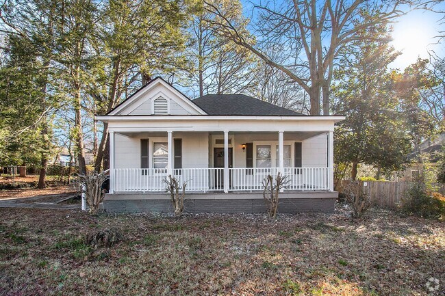 Building Photo - 3 bdrm, 2 bath home just a 3 minute walk t...