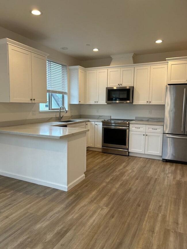 Building Photo - 1086-1086 Dutton Ave Unit 1082 Dutton Avenue