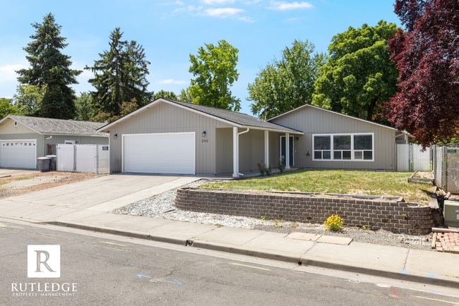 Photo - 4 Bedrooms - 2 1/2 Baths - South Medford Living