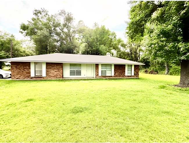 Building Photo - Quiet Country Living