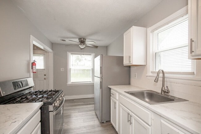 Photo - 3 bedroom/1 bath Single House!
