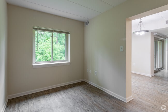1BR, 1BA w/ Den - 830SF