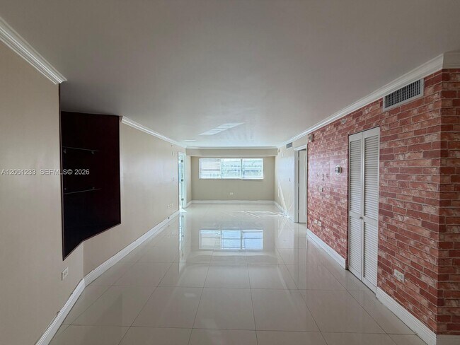 Building Photo - 1881 Washington Ave Unit 6A