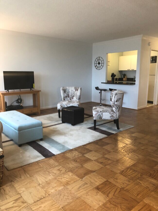 Internet & cable included - 5500 Friendship Blvd Unidad 2412N